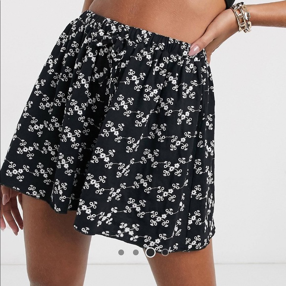ASOS BLACK & WHITE BEACH SHORTS - Picture 2 of 7